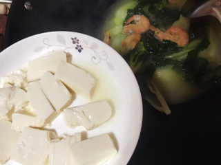 白菜豆腐汤,加入豆腐