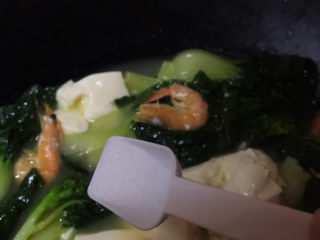 白菜豆腐汤,加入适量的盐