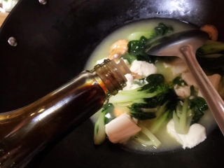 白菜豆腐汤,加入少量生抽提鲜