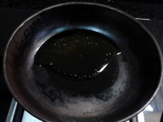 蒜蓉生蚝,平底锅烧热，倒入适量食用油。