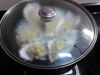 蒜蓉生蚝,放入沸水锅中，旺火足气蒸约5分钟。