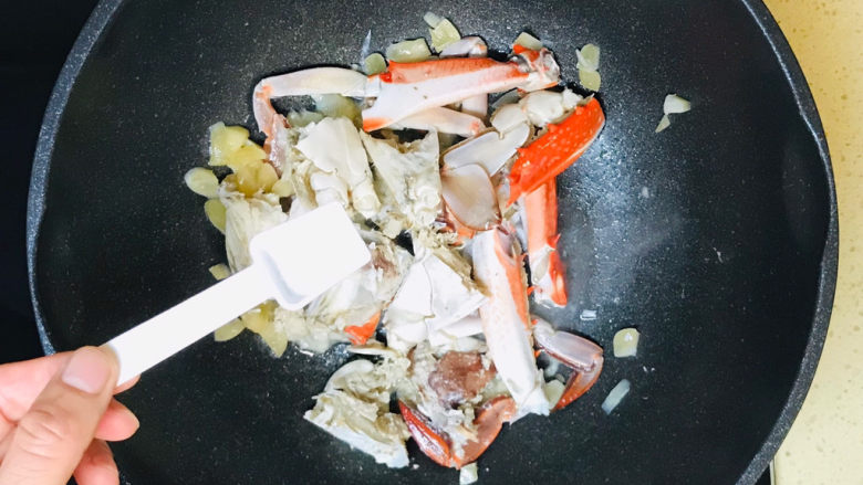 蒜泥螃蟹,根据自己口味加一点点盐，因为螃蟹本身自带咸味，所以不要加太多盐