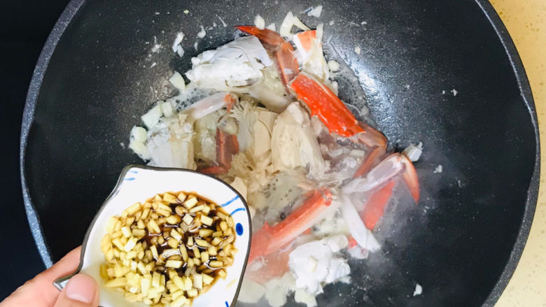 蒜泥螃蟹,加入姜末，一起煸炒入味