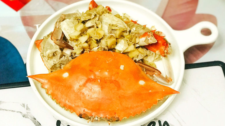 蒜泥螃蟹,经过蒜泥煸炒后的螃蟹，更加入味