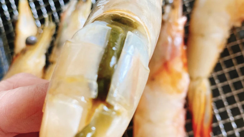 啤酒虾,👩🏻‍🍳对虾清洗干净,减去虾脚虾须。虾背上剪一刀，取出虾线。（图中的是虾膏，煮熟变红，保留）