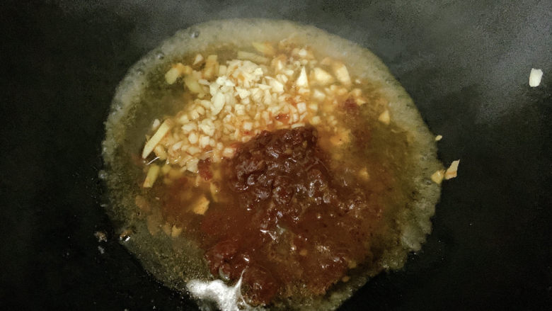 蒜泥螃蟹,之后加入适量清水稀释酱汁。