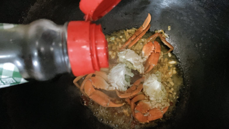 蒜泥螃蟹,加适量酱油