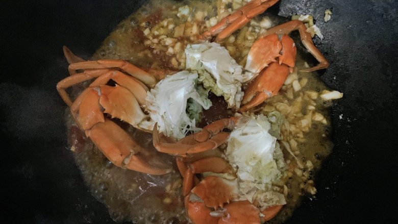 蒜泥螃蟹,将菜蟹洗净切块入锅翻炒至成熟。