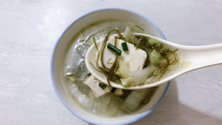 白菜豆腐汤,可适当加芝麻油品尝。