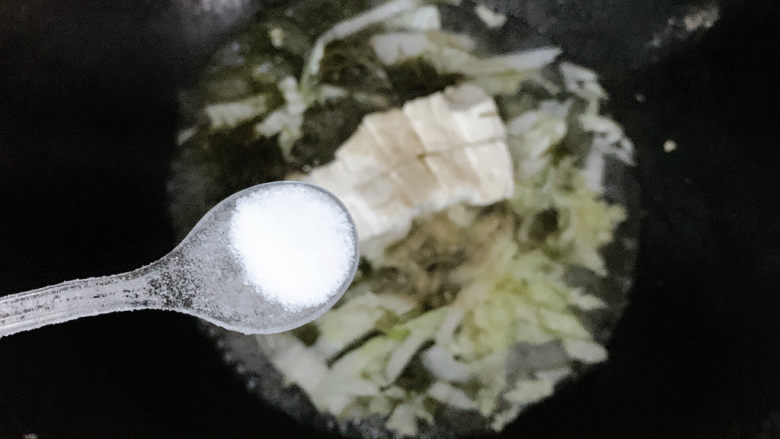 白菜豆腐汤,盐简单调味