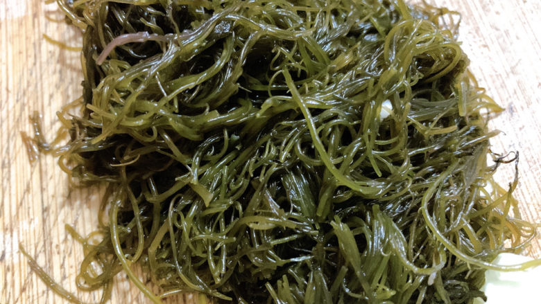 白菜豆腐汤,将买回来的龙须菜（藻类产品、类似紫菜、海带）洗净焯熟切段