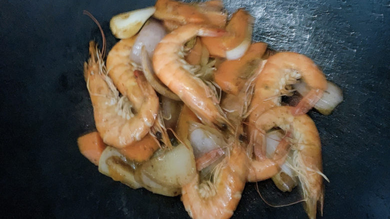 爆炒基围虾,炒至基围虾成熟变红，焖1~2分钟收汁后出锅。