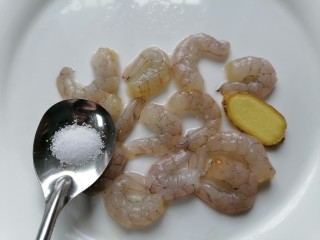 西芹炒虾仁,放少许盐和姜片