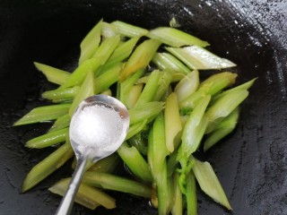 西芹炒虾仁,加入一勺白糖去除芹菜的苦味