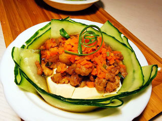 肉末炖豆腐,围上黄瓜片，上桌