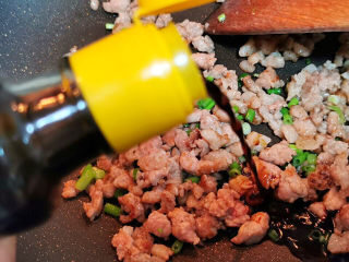 肉末炖豆腐,加入海鲜酱油