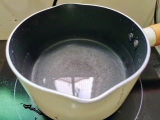 酸菜肉丝面,奶锅放入适量的水烧开