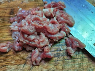 酸菜肉丝面,猪肉洗净切丝