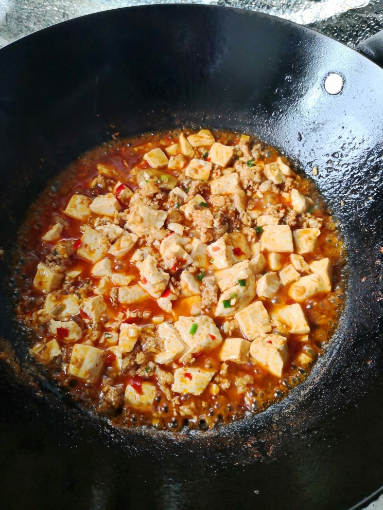 肉末炖豆腐,大火煮至汤汁浓稠岀锅