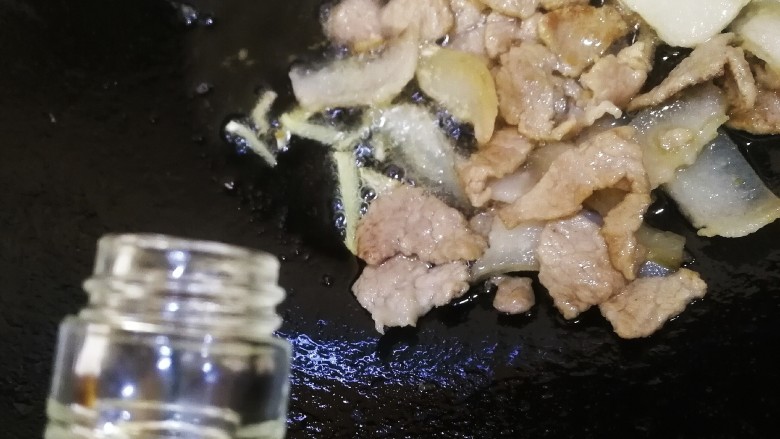 洋葱炒肉片,加一汤匙白酒，文火烹香去腥。