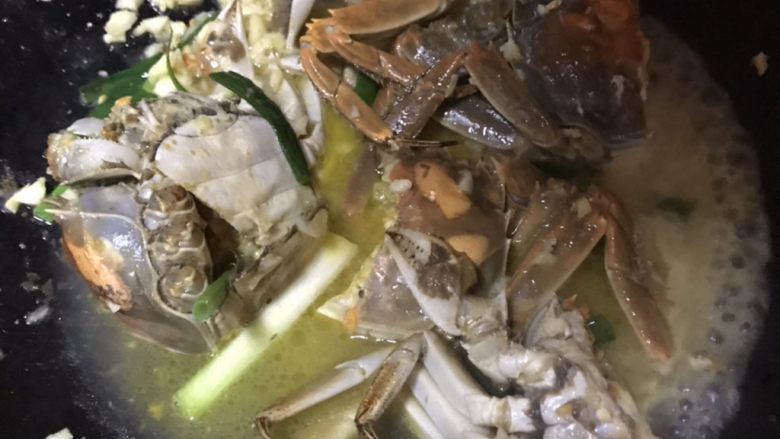 蒜泥螃蟹,加半碗清水，盖锅盖焖3分钟
