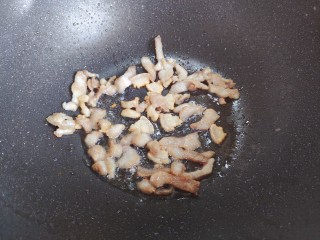 干锅包菜,中小火煸炒至猪肉变成金黄色，并且出油