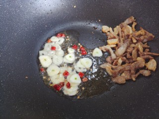 干锅包菜,下大蒜和干红辣椒，煸香