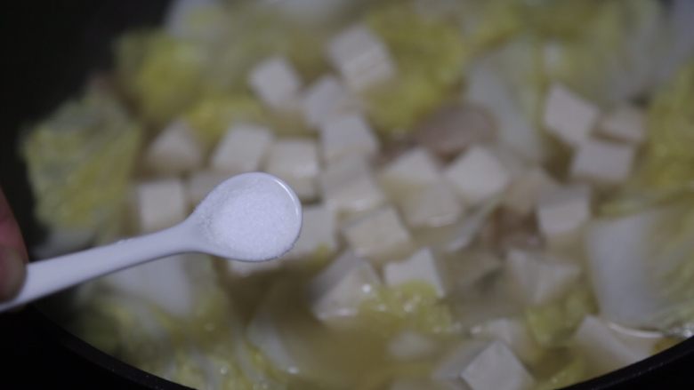 白菜豆腐汤,调入适量盐，继续煮约1分钟