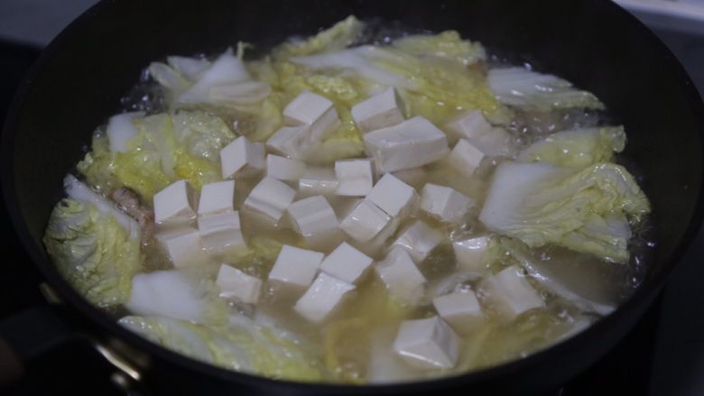 白菜豆腐汤,放入豆腐，盖上盖子继续煮约7、8分钟