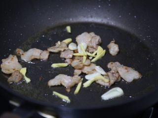 白菜豆腐汤,加入姜蒜翻炒出香味