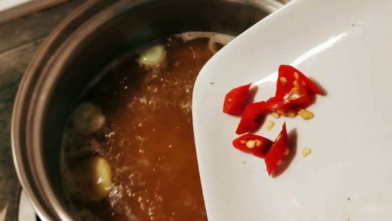 酸辣馄饨,放入红尖椒增加辣味。