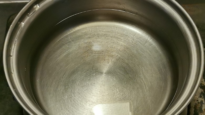 酸辣馄饨,汤锅放入清水烧开。