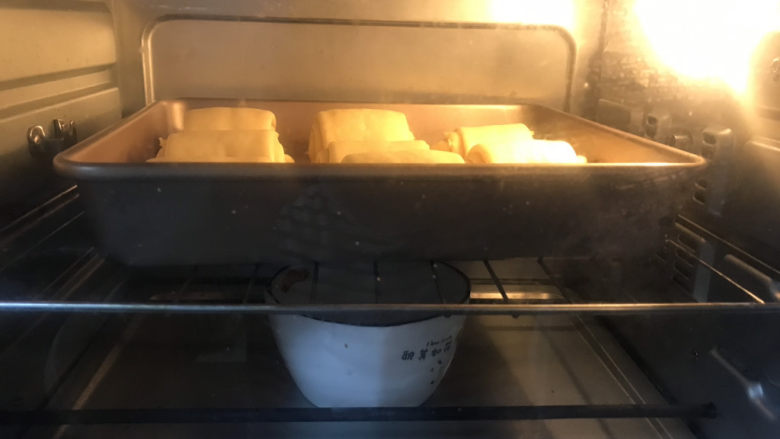 椰香面包卷,放入烤箱40度，下面放一碗开水，二次发酵30分钟