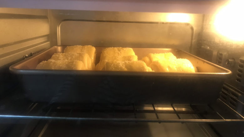 椰香面包卷,送入预热好的烤箱，上下火190度烤15分钟