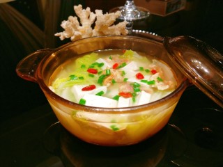 白菜豆腐汤,撒上香葱，枸杞又是菜又是汤。