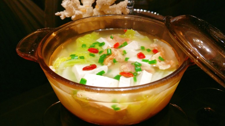 白菜豆腐汤,撒上香<a style='color:red;display:inline-block;' href='/shicai/ 3250'>葱</a>，枸杞又是菜又是汤。