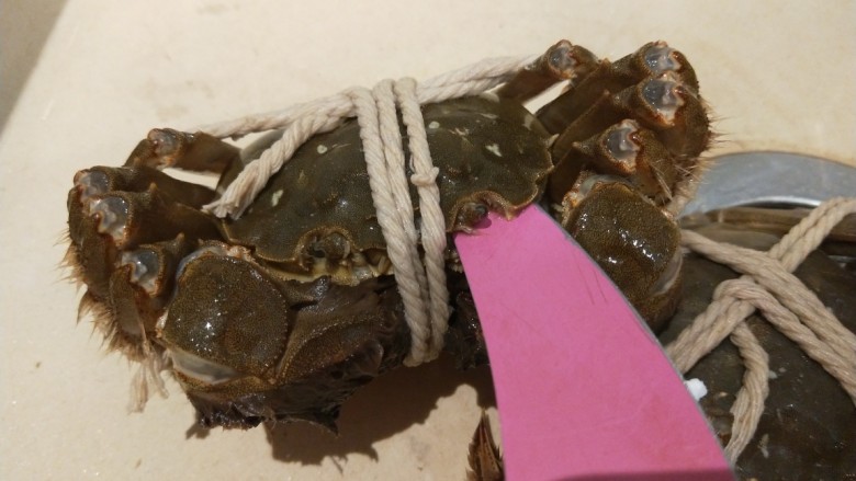 清蒸螃蟹,清洗螃蟹很关键，绳子打开是活的不好洗，先用刀扎它的眼睛。