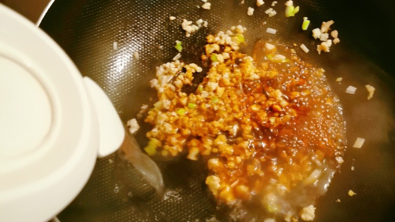 肉末炖豆腐,放入清水烧开。