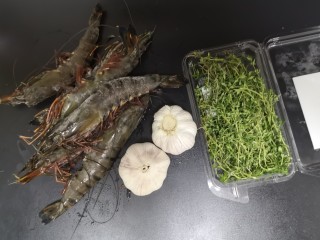 蒜茸香草虾,食材准备好