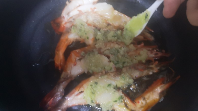 蒜茸香草虾,调好的香草蒜茸均匀铺上每只虾（香蒜茸依自己喜好增减）