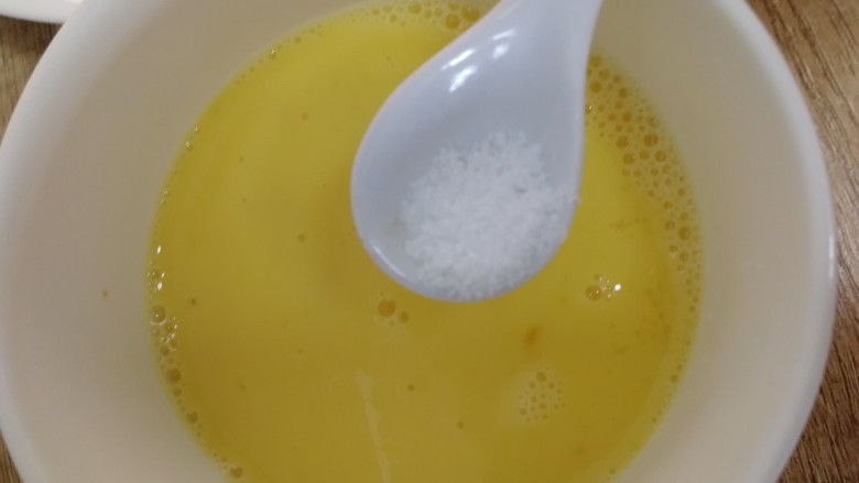 腊肠炒鸡蛋,蛋液里加半小勺盐入味。
