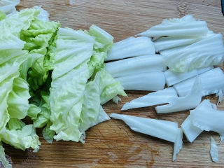 白菜豆腐汤,白菜洗净沥干水分，白菜帮和白菜叶分开切