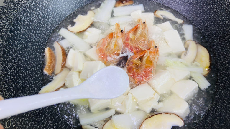 白菜豆腐汤,根据个人口味加入适量盐