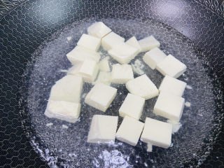 白菜豆腐汤,锅中加入清水大火烧开放入豆腐，少许盐焯烫片刻捞出沥干水分备用