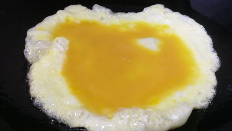 腊肠炒鸡蛋,文火煎至蛋液凝固。