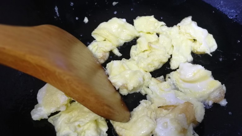 腊肠炒鸡蛋,铲子切小块儿。
