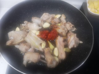 魔芋烧鸭,加适量食用油+蒜子+姜+豆瓣酱+糍粑辣开大火炒