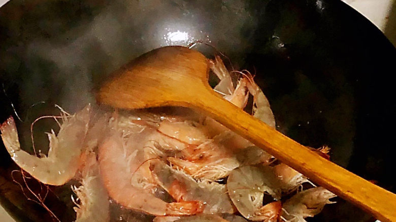 爆炒基围虾,把虾扔进锅里炒。