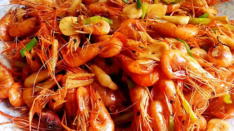 爆炒基围虾,炒这种小河虾也一样的炒法，还可以在小河虾里加点豆瓣酱，更好吃。