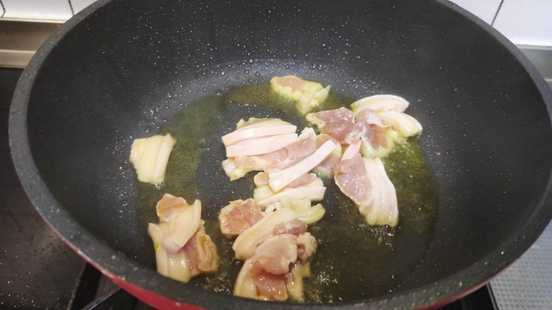 洋葱炒肉,油热后加入猪肉片。